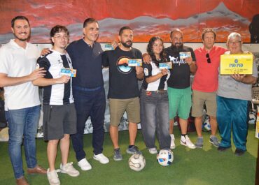 El histórico Estadio Insular revive en Arucas gracias a la magistral restauración de un futbolín antiguo por SALSIPUEDES.