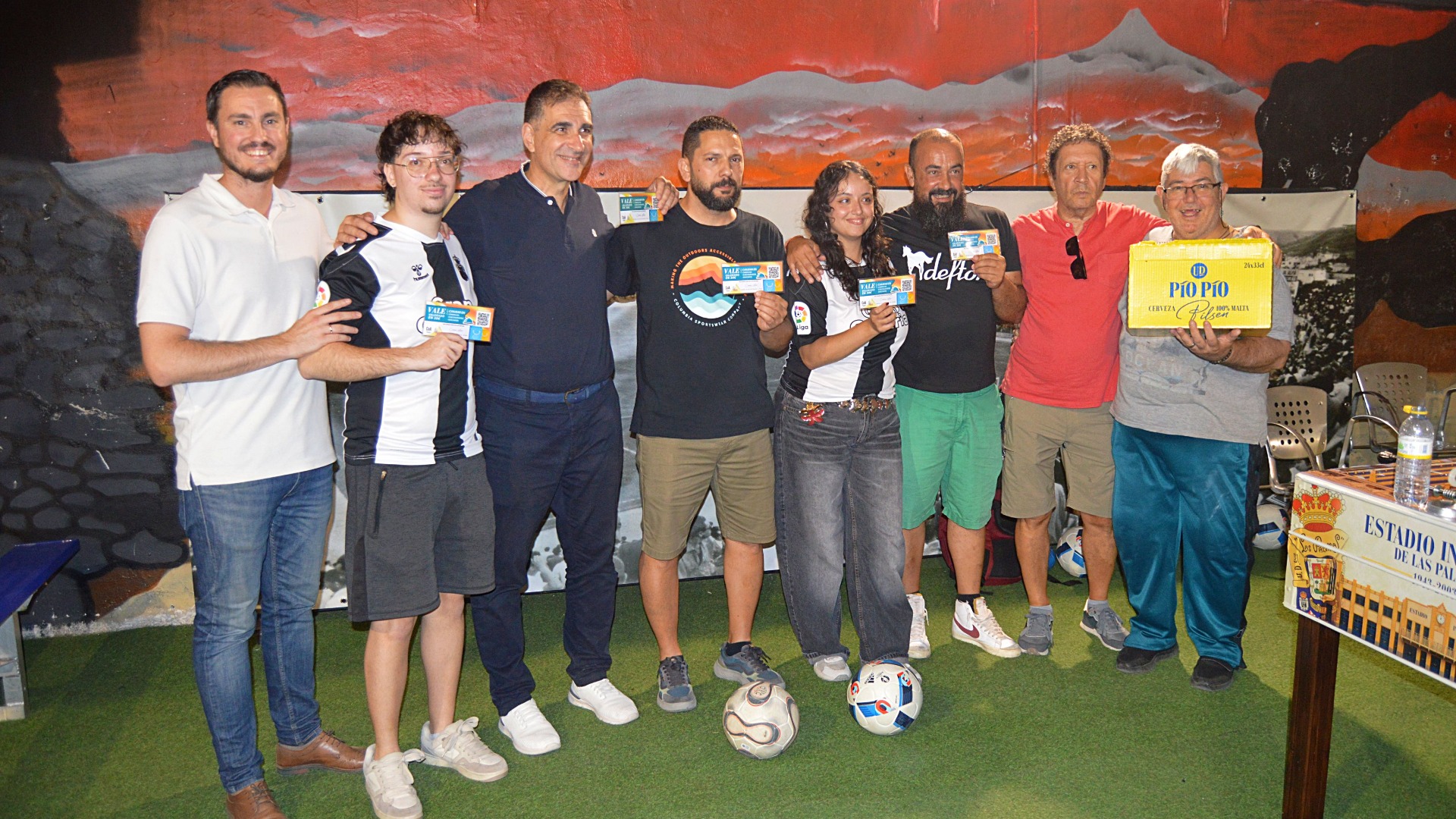 El histórico Estadio Insular revive en Arucas gracias a la magistral restauración de un futbolín antiguo por SALSIPUEDES.